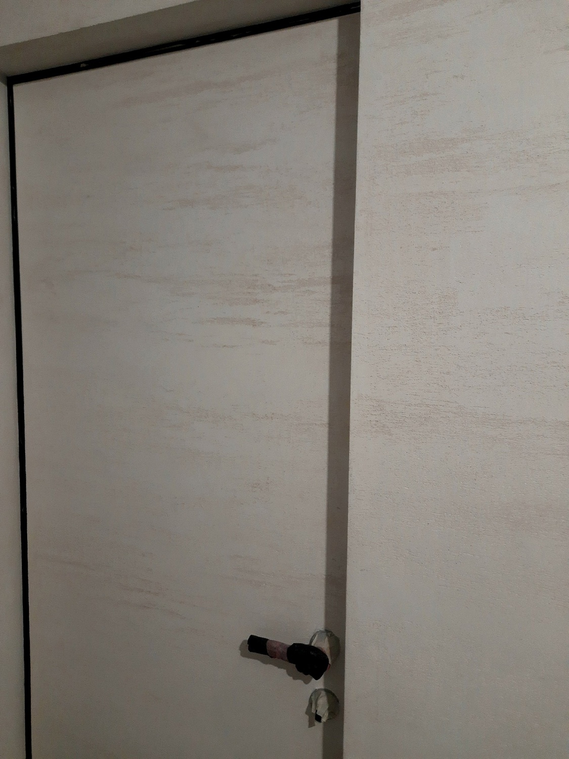 Декоративная штукатурка с имитацией камня травертин в ванной комнате
